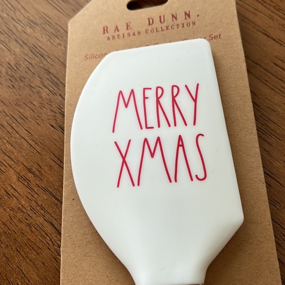 Rae Dunn Christmas spatula & cookie cutter - Picture 4 of 5